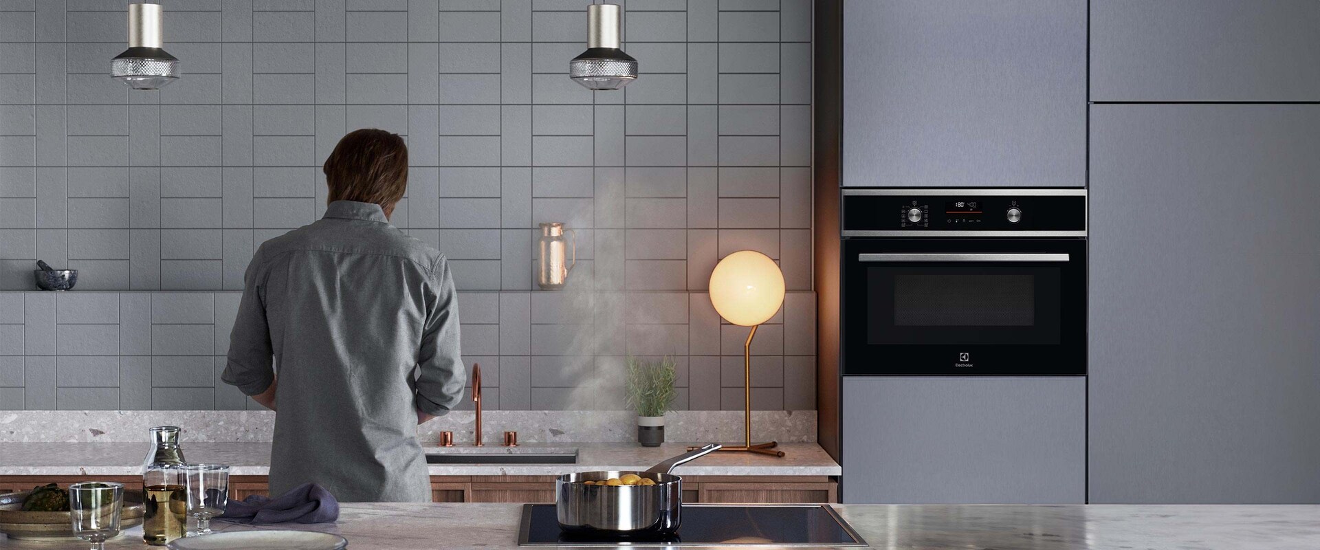 Man laver mad i køkkenet